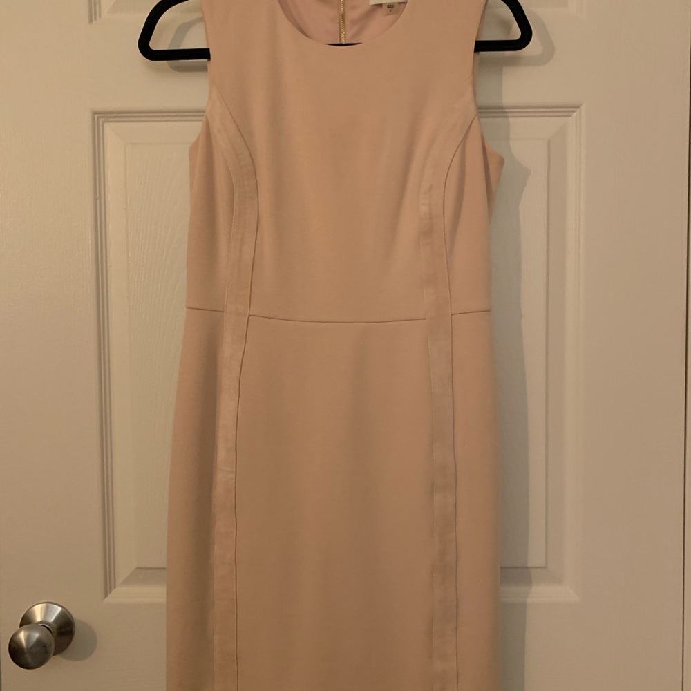 Calvin Klein sheath dress w suede piping. Gold closure zipper on back. SIZE 4 LN